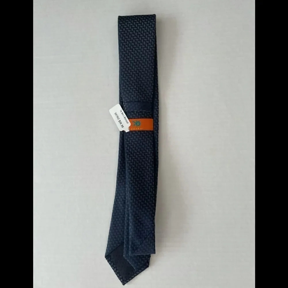 Nwt EGARA blue patterned tie, MSRP $39.99